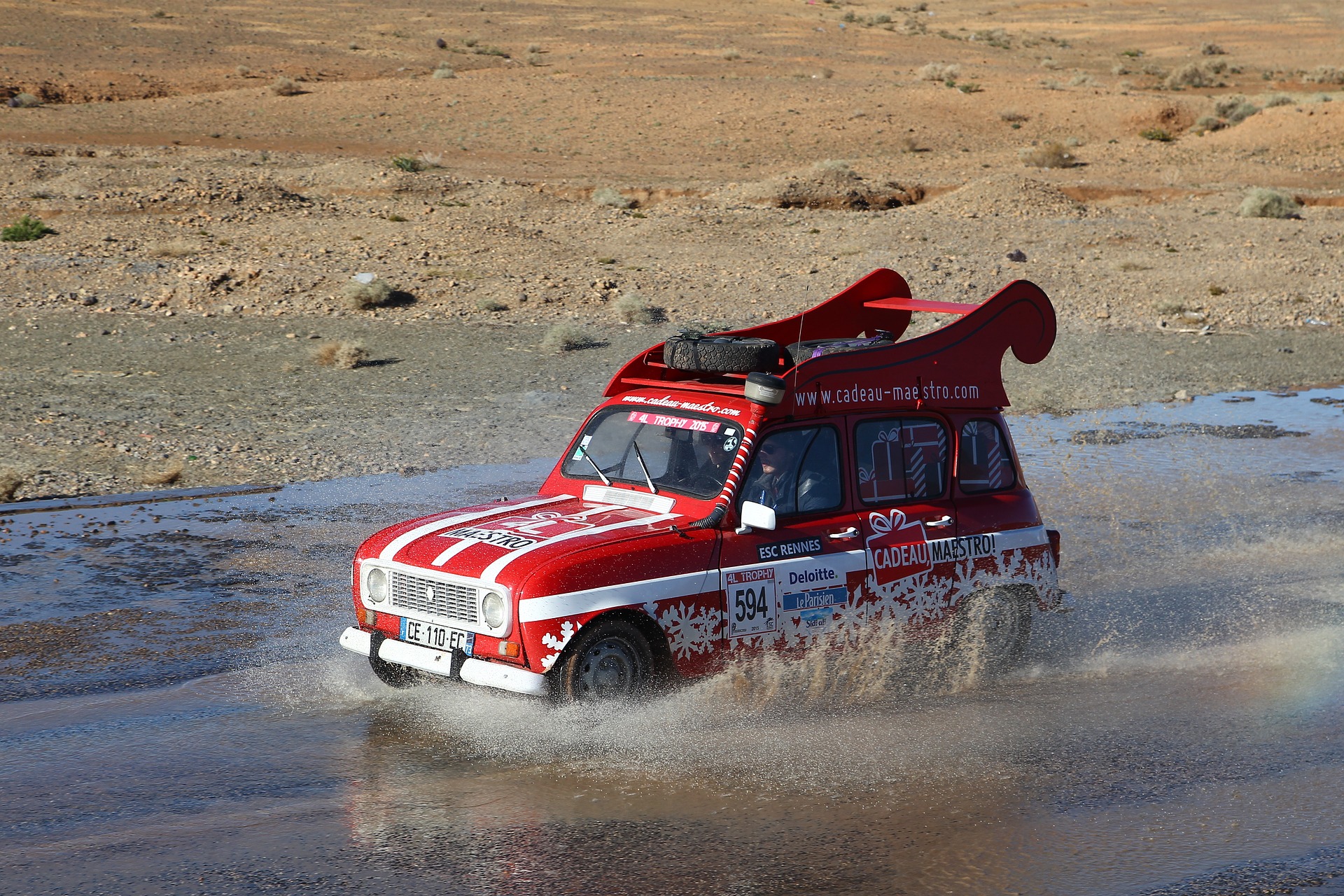 4L dans le désert marocain, course 4L trophy