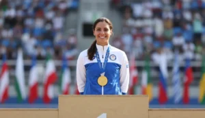 Champion olympique souriant avec médaille d'or sur un podium, symbole de victoire et de succès financier.