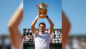 Joueur de tennis triomphant levant le trophée doré de Roland-Garros sur la terre battue ensoleillée.